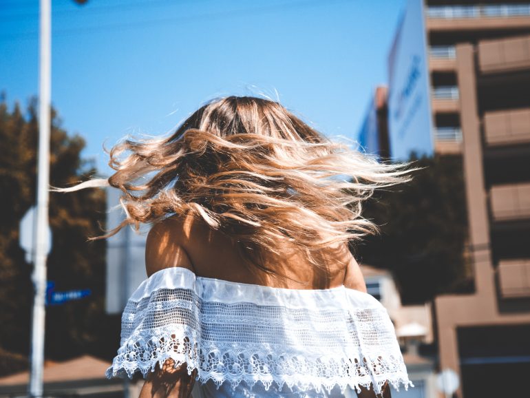 ¿Cómo potenciar el brillo natural de tu cabello? ¡Te contamos el secreto!